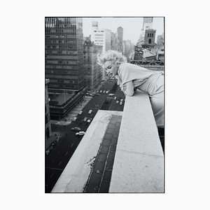 Stampa Marilyn on the Roof in resina argentata con cornice bianca di Ed Feingersh per Galerie Prints