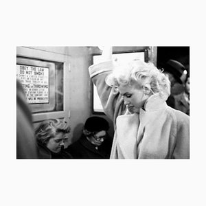 Stampa Marilyn in resina argentata Grand Central Station, incorniciata in nero di Ed Feingersh per Galerie Prints