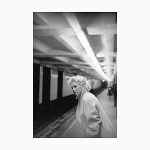 Affiche Marilyn in Grand Central Station en Résine Argentée, Encadrée en Blanc par Ed Feingersh pour Galerie Prints