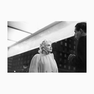 Impresión Gelatin de resina Marilyn in Grand Central Station enmarcada en blanco de Ed Feingersh para Galerie Prints