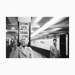 Affiche Marilyn in Grand Central Station en Résine d'Argent et Cadre Noir par Michael Ochs Archives pour Galerie Prints