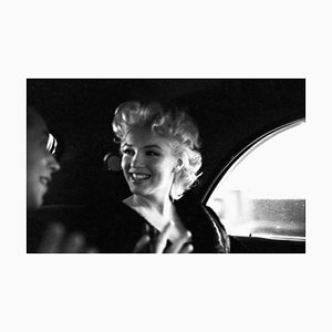 Affiche Marilyn Monroe in New York Taxi Cab en Résine Argentée Encadrée en Noir par Ed Feingersh