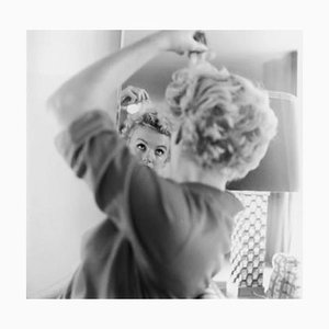 Impresión Marilyn Monroe Makes Up Silver Gelatin Resin enmarcada en blanco de Hulton Archive