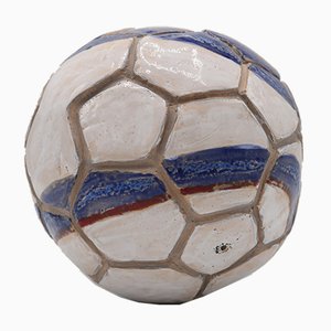 Calcio in ceramica di Caroline Pholien, 2019