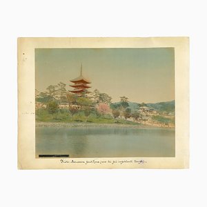 Vista desconocida, antigua del templo de Kioto, Impresión de la Albumen, década de 1880 y 1890