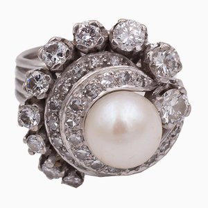 Anello vintage in platino con perla centrale e diamanti a taglio brillante, anni '40