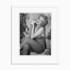 Marilyn Monroe Relaxes in Palm Springs Silbergelatine Harz Druck in Weiß von Baron