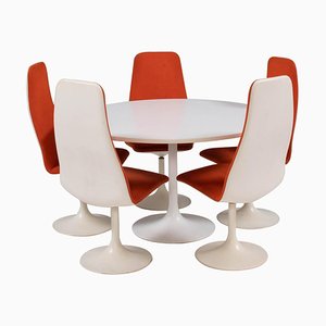 Mesa de comedor blanca y cinco sillas de comedor Viggen en naranja de Borge Johanson, años 60. Juego de 6