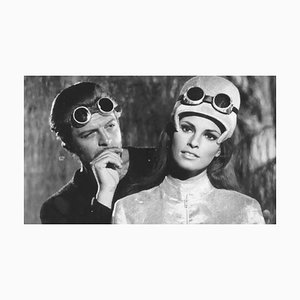 Sconosciuto, Marcello Mastroianni e Raquel Welch, Fotografia vintage in bianco e nero, 1966
