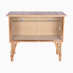 Mueble bar de bambú con puertas de vidrio