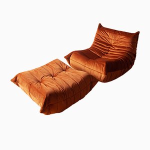 Sillón Togo en ámbar naranja de terciopelo y puf de Michel Ducaroy para Ligne Roset. Juego de 2