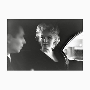 Affiche Marilyn Monroe & Dick Shepherd en Résine Argentée Encadrée en Blanc par Ed Feingersh