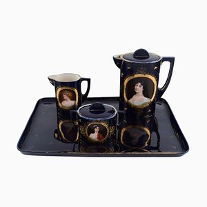 Antikes Kaffeeservice aus handbemaltem Porzellan mit Motiven junger Frauen, 4er Set