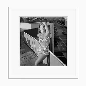 Stampa Marilyn Monroe in bikini argentata in resina bianca con cornice di Archive Photos