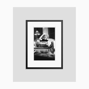 Impresión de resina gelatina plateada de Marilyn Monroe Relaxes in a Hotel Room enmarcada en negro de Ed Feingersh