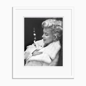 Affiche Marilyn Monroe Resting en Résine Argentée Encadrée en Blanc par Ed Feingersh