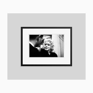 Affiche Marilyn Monroe Takes It to the Streets en Résine Argentée Encadrée en Noir par Ed Feingersh