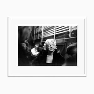 Affiche Marilyn Takes It to the Streets en Résine Argentée Encadrée en Blanc par Ed Feingersh