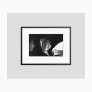 Affiche Marilyn New York Taxi Cab en Résine Argentée Encadrée en Noir par Ed Feingersh