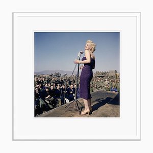 Marilyn Monroe Sings to Us Marines in cornice bianca di Bettmann