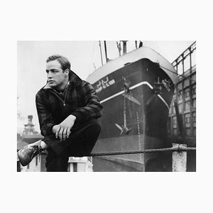 Brando on the Waterfront Archival Pigment Print in Schwarz gerahmt von Alamy Archiv