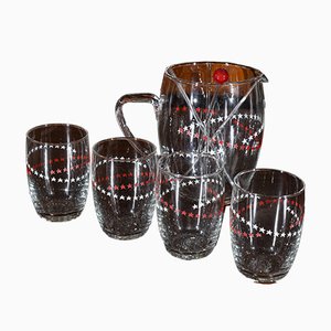 Vasos, jarras y cucharones decorados con estrellas rojas y blancas, años 50. Juego de 9