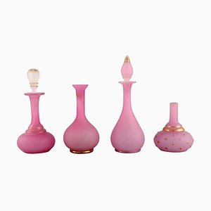 Vasi e due flaconi in vetro artistico rosa, inizio XX secolo, set di 4