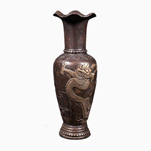 Jarrón o urna decorativa victoriana china antigua pequeña de bronce, 1900