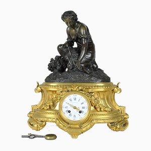 Reloj de bronce que representa a una mujer con flores de Schenewerk, siglo XIX