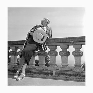 Woman Leaning on Balcon Solitude Castle, Stuttgart, Allemagne, 1935