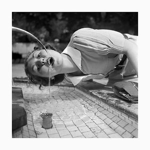 Mujer bebiendo de un pozo en Bad Cannstatt, Stuttgart, Alemania, 1935