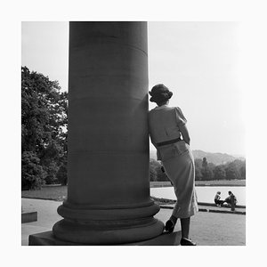 Donna poggiata su colonna Cannstatt, Germania, 1935