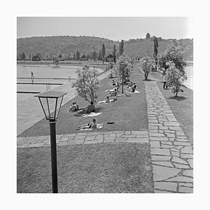 Bañistas en la orilla del lago Max Eyth, Stuttgart, Alemania, 1935