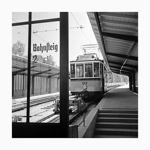 Train pour Degerloch Waiting at Platform, Stuttgart, Allemagne, 1935