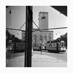 Straßenbahn Linie Nr. 2 spiegelt Bahnhof, Deutschland, 1935