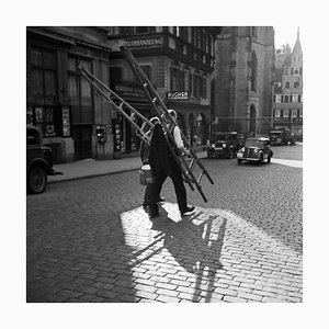 Obreros cruzando la calle, Stuttgart, Alemania, 1935