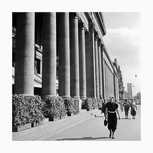 Mujer que recorre el palacio Koenigsbau, Stuttgart, Alemania, 1935