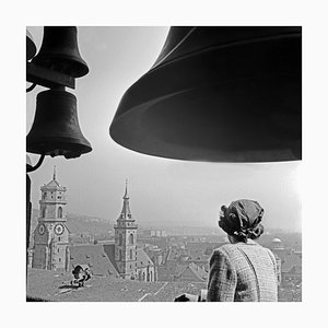 Frau unter dem Glockenspiel von Rathaus, Stuttgart Deutschland, 1935