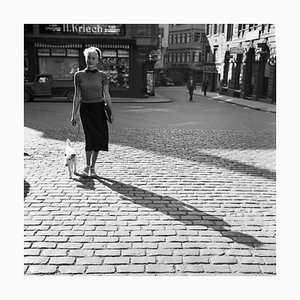 Lady Walking the Dog al Cafe Kriech, Stoccarda, Germania, 1935