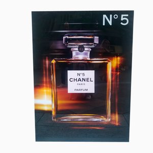 Expositor publicitario con luz de Chanel