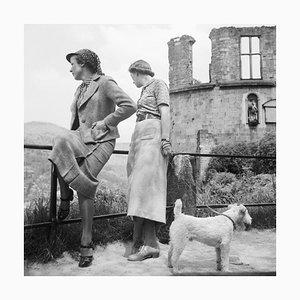 Femmes, Chien au Château de Heidelberg sur la Rivière Neckar, Allemagne 1936, Imprimé 2021