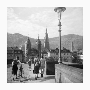 Menschen auf der alten Brücke in Neckar nach Heidelberg, Deutschland 1936, gedruckt 2021