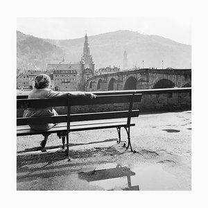 Frau sitzt am Neckar auf Bank Heidelberg, Deutschland 1936, gedruckt 2021