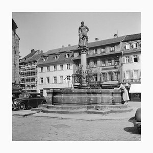 Fontana dietro la chiesa Heiliggeist di Heidelberg, Germania 1936, stampato 2021