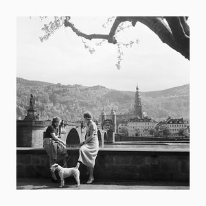 Mujer, perro en Neckar Heiliggeist Church Heidelberg, Alemania 1936, Impreso 2021