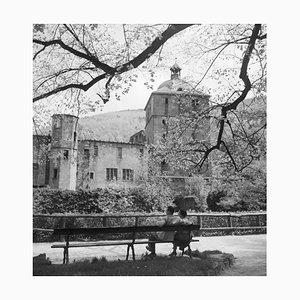 Coppia su panchina al castello di Heidelberg, Germania 1936, stampato 2021