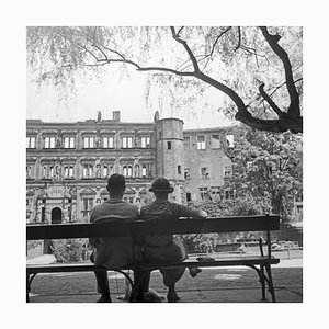 Paar auf Bank Blick auf Schloss Heidelberg, Deutschland 1936, gedruckt 2021