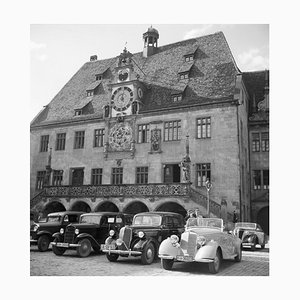 Estacionamiento de automóviles en el antiguo ayuntamiento de Heidelberg, Alemania, 1936, impreso en 2021