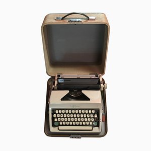 Máquina de escribir Olympia Monica con maleta, años 60