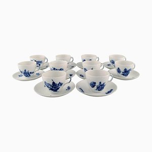 Tazas de café con platillos trenzados con flores azules Royal Copenhagen, años 60. Juego de 20
